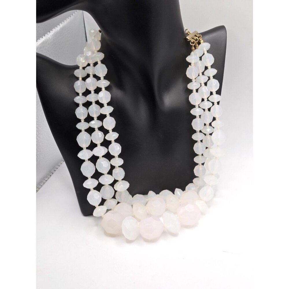 Stunning Vintage Lucite Faceted Graduated Triple Strand Necklace in shiny White - Picture 4 of 5